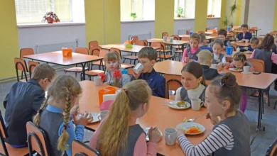 Учні під час обіду в шкільній їдальні