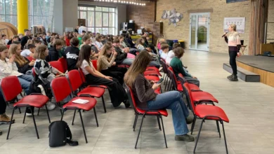 Учні Ірпінської християнської гімназії отримують нагороди за участь у літературному конкурсі