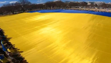 Активісти розгортають найбільший у світі прапор України біля Білого дому у Вашингтоні під час акції протесту