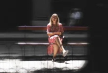 Одинока людина на фоні міста