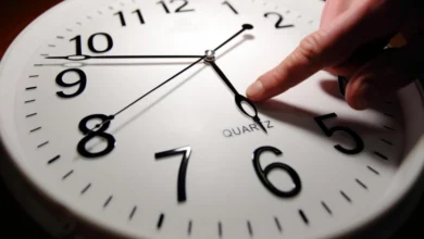 Годинник, що показує зміну часу на літній у березні 2025 року