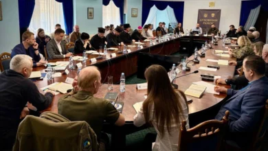 Карл Алгрен на Великодньому молитовному сніданку в Одесі разом із духовенством та волонтерами