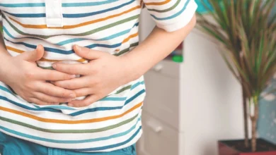 Дитина тримається за живіт, симптоми гастриту або виразки