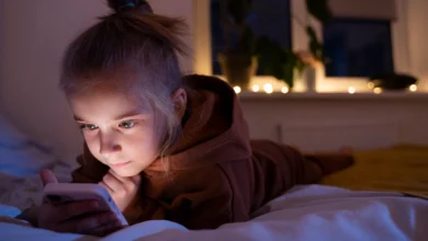 Підліток дивиться TikTok уночі, екран із повідомленням про медитацію