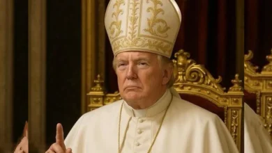 Дональд Трамп зображений у папському вбранні