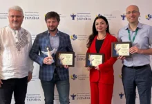 Команда ADRA Ukraine отримує нагороду на конкурсі «Благодійна Україна-2024»