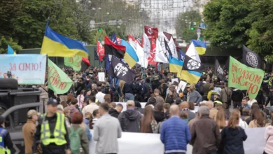 Учасники Ходи на захист сім’ї з прапорами та транспарантами в центрі Києва