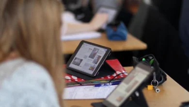 Українські школярі навчаються онлайн через війну