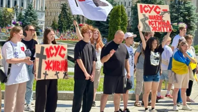 Християнська молодь іде Хрещатиком під час Маршу за Ісуса
