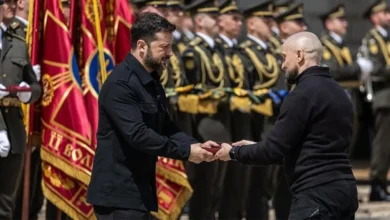 Президент Зеленський вручає орден священнослужителю