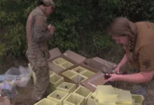 Капелан передає військовому на передовій кейс підтримки