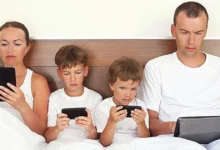 Чим більше часу дитина проводить перед екраном, тим менше вона спілкується з батьками