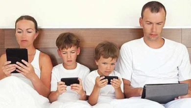 Чим більше часу дитина проводить перед екраном, тим менше вона спілкується з батьками