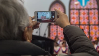 Китайський пастор читає Біблію перед зачиненою домашньою церквою