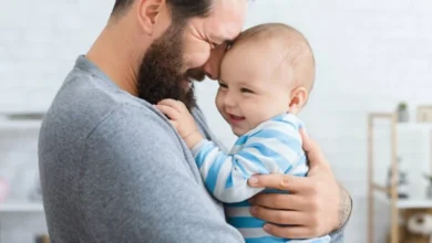Тато проводить час із новонародженою дитиною вдома