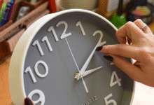 Україна переходить на зимовий час: коли переводити годинник і чому скасування знову відклали