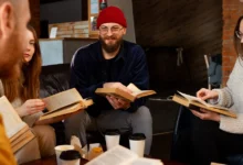 Молоді люди читають Біблію