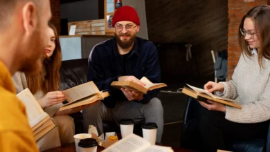 Молоді люди читають Біблію