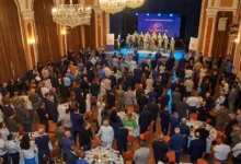 Учасники Молитовного сніданку в Одесі під час спільної молитви