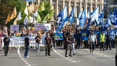 У День батька в центрі Києва пройшли дві акції: Марш Традиції на підтримку сімейних цінностей та захід ЛГБТ-спільноти.