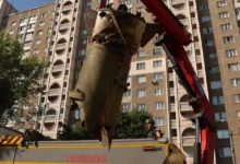 Наслідки російського ракетного удару по житловому кварталу в Україні.