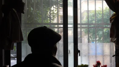 Чоловік біля вікна — ілюстрація до дослідження про самотність і соціальну ізоляцію